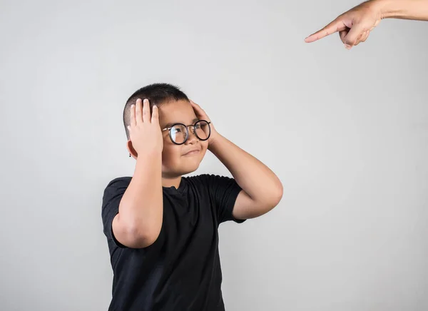 Chico Siente Triste Después Que Los Padres Regañan —  Fotos de Stock