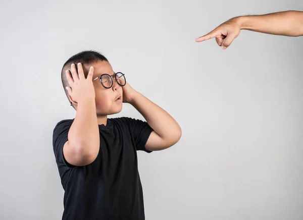 Chico Siente Triste Después Que Los Padres Regañan —  Fotos de Stock