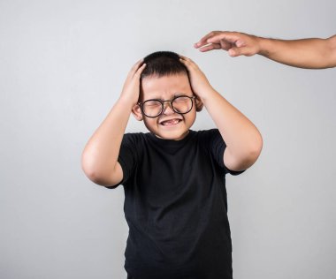 Ailesi onu azarladıktan sonra çocuk üzülüyor.