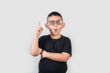 Komik portre çocuk stüdyo fotoğrafı.