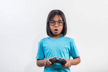 joystick oyuncusuyla küçük bir kızın portresi