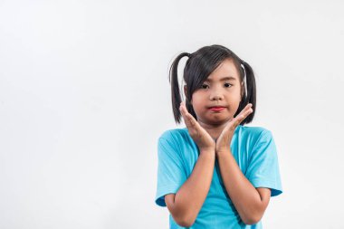 Stüdyo çekimlerinde oynayan komik küçük kızın portresi