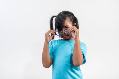 Stüdyo çekimlerinde oynayan komik küçük kızın portresi