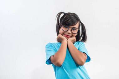 Stüdyo çekimlerinde oynayan komik küçük kızın portresi