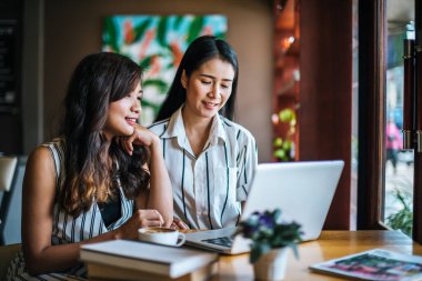 Kahve dükkanında her şeyi konuşan iki güzel kadın.