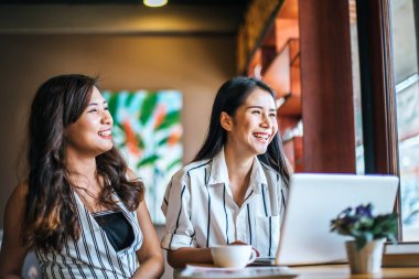Kahve dükkanında her şeyi konuşan iki güzel kadın.