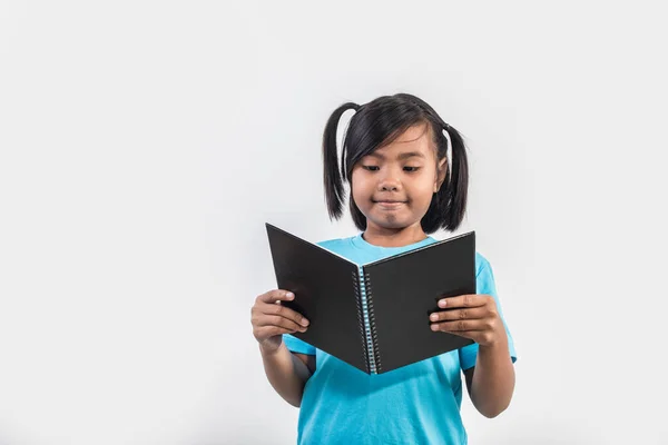 Niña Leyendo Libro Estudio Disparo —  Fotos de Stock