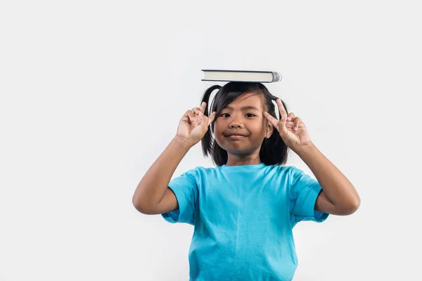 Niña Leyendo Libro Estudio Disparo —  Fotos de Stock