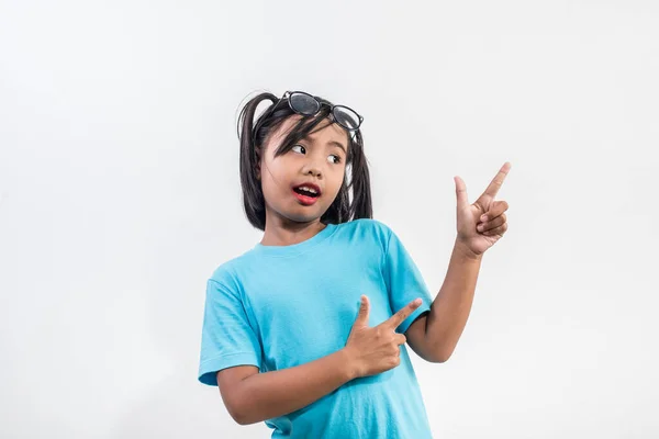 Πορτρέτο Του Αστείου Κοριτσάκι Που Ενεργεί Στο Στούντιο Πυροβόλησε — Φωτογραφία Αρχείου