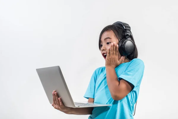 Kleines Mädchen Benutzt Laptop Und Hörunterricht Online — Stockfoto