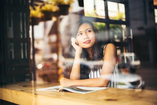 Hermosa Mujer Leyendo Revista Cafetería — Foto de Stock