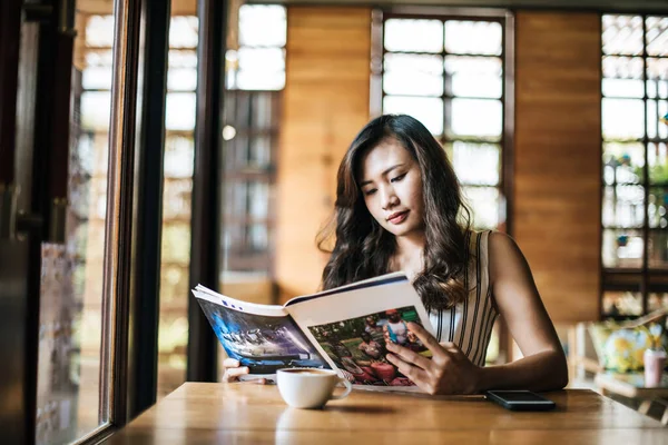 Mulher Bonita Leitura Revista Café — Fotografia de Stock