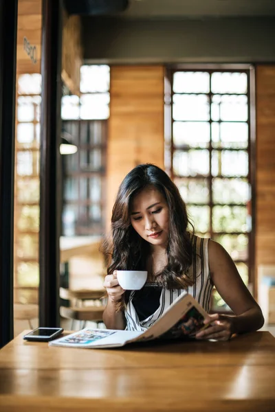 Hermosa Mujer Leyendo Revista Cafetería — Foto de Stock