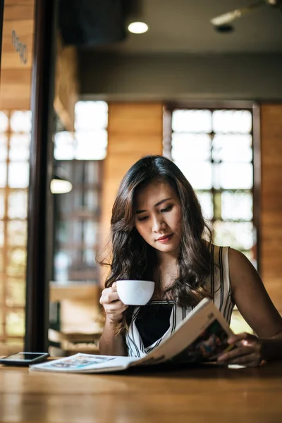 Hermosa Mujer Leyendo Revista Cafetería — Foto de Stock