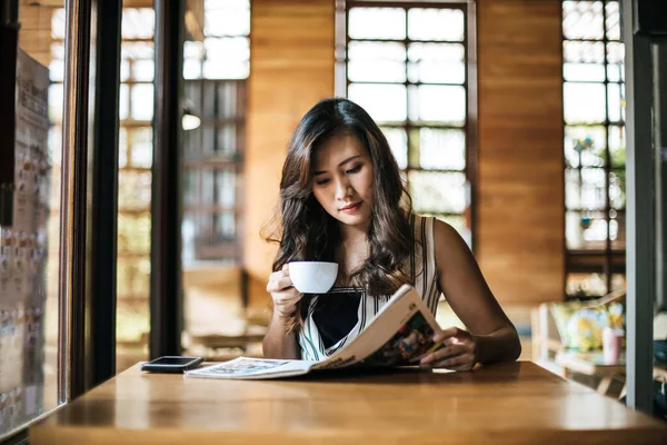 Hermosa Mujer Leyendo Revista Cafetería — Foto de Stock