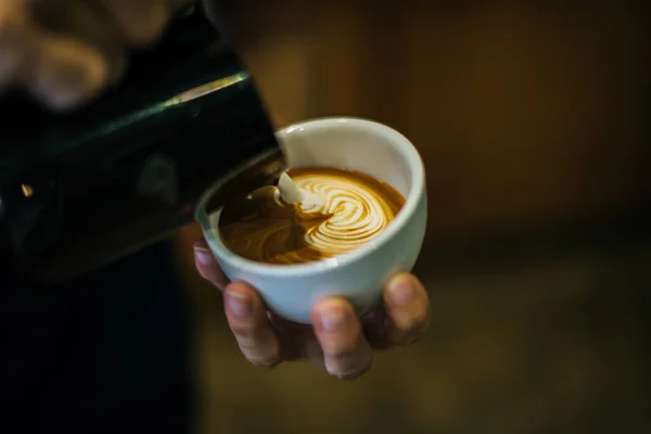 Primer Plano Manos Barista Hacer Café Latte Arte Pintura —  Fotos de Stock