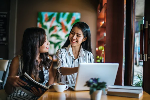 Duas Mulheres Bonitas Falando Tudo Juntas Café — Fotografia de Stock