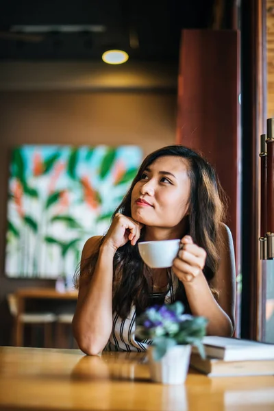 Porträtt Asiatisk Kvinna Ler Koppla Caféet — Stockfoto