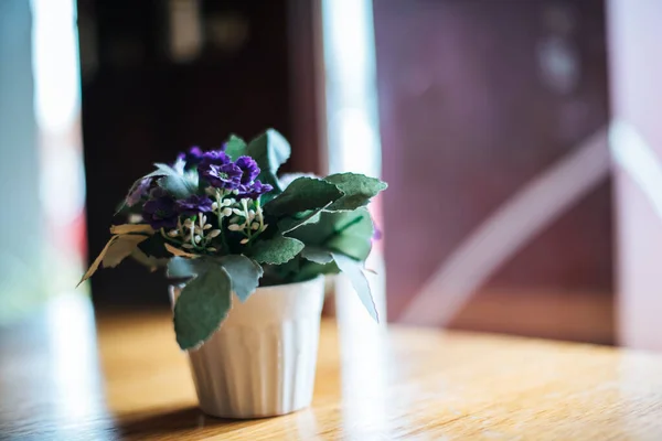 コーヒーショップのテーブルの上の花瓶の花 — ストック写真