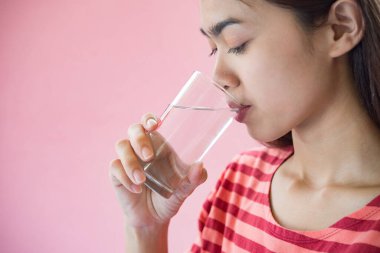 Kadınlar ilaç içtikten sonra su içer.