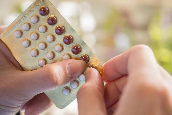 Женская Рука Контрацептивом Предотвращает Беременность — стоковое фото