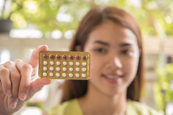 Mujer Mano Sosteniendo Panel Anticonceptivo Prevenir Embarazo — Foto de Stock