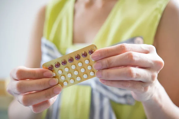 Mulher Mão Segurando Painel Contraceptivo Evitar Gravidez — Fotografia de Stock
