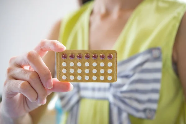 Mulher Mão Segurando Painel Contraceptivo Evitar Gravidez — Fotografia de Stock