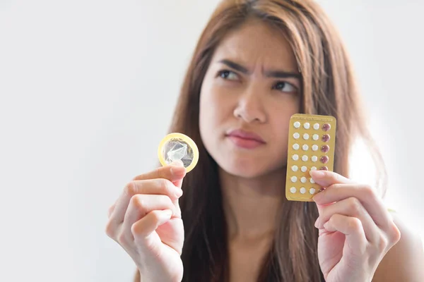 Mujer Joven Sosteniendo Condón Píldoras Anticonceptivas Previenen Embarazo —  Fotos de Stock