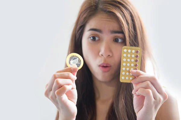 Prezervatif Doğum Kontrol Hapları Taşıyan Genç Bir Kadın Hamileliği Engelliyor — Stok fotoğraf