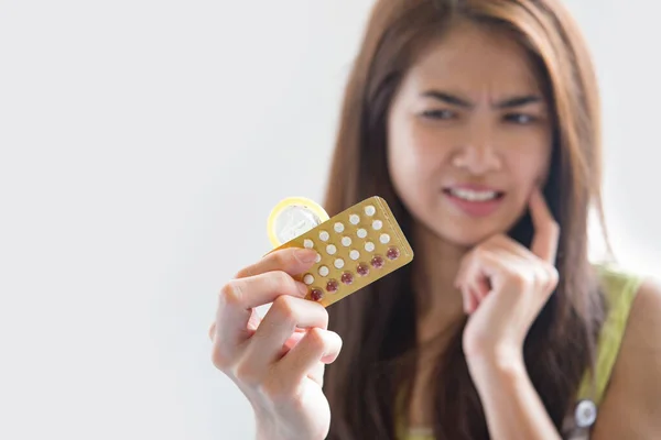 Óvszert Fogamzásgátló Tablettát Tartó Fiatal Megakadályozza Terhességet — Stock Fotó