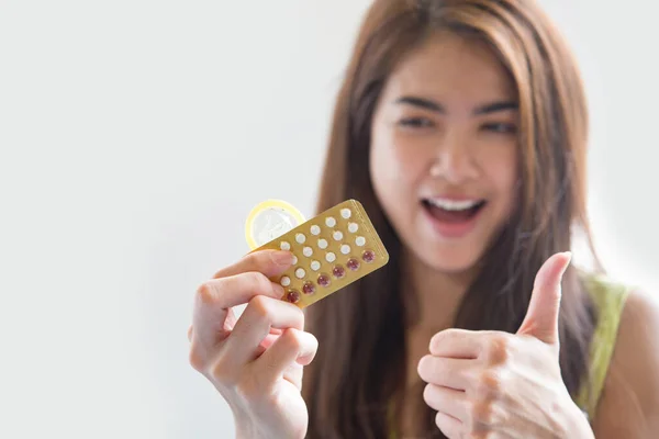 Mujer Joven Sosteniendo Condón Píldoras Anticonceptivas Previenen Embarazo —  Fotos de Stock