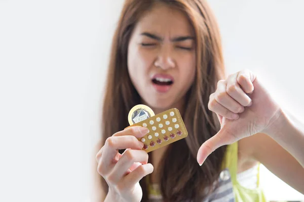 Mujer Joven Sosteniendo Condón Píldoras Anticonceptivas Previenen Embarazo —  Fotos de Stock