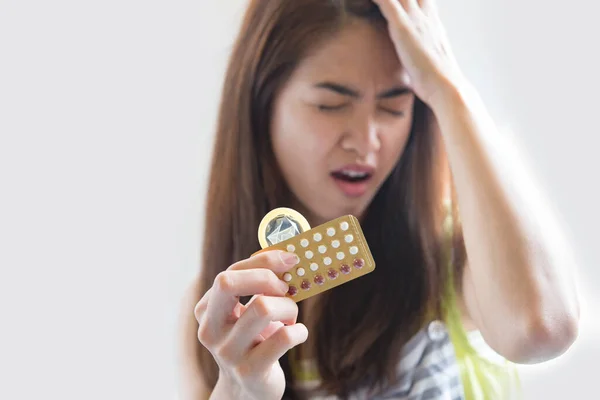 Mujer Joven Sosteniendo Condón Píldoras Anticonceptivas Previenen Embarazo — Foto de Stock