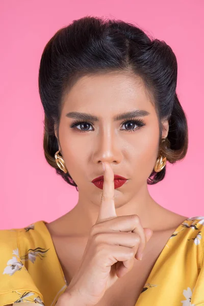 Beauté Asiatique Femme Rouge Lèvres Doigt Montrant Silence Signe — Photo