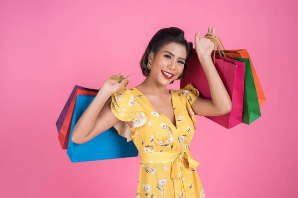 Bela Ásia Mulher Segurando Colorido Compras Sacos — Fotografia de Stock