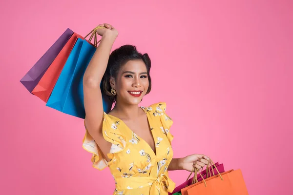 美丽的亚洲女人拿着彩色购物袋 — 图库照片