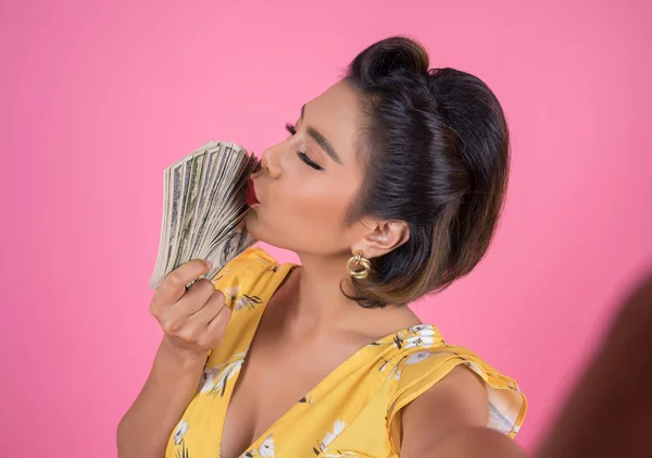 幸せなファッション美しい女性の手保持ドルお金 — ストック写真