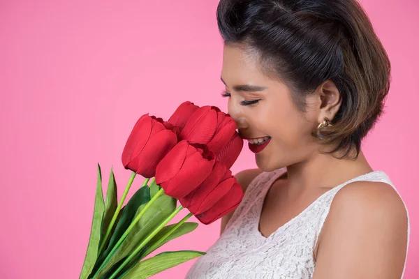 Portrait Belle Femme Avec Bouquet Fleurs Tulipes Rouges — Photo