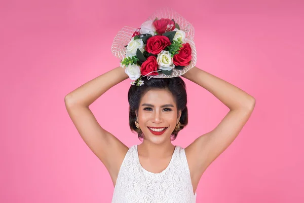 Happy Fashion Perempuan Dan Bouquet Bunga — Stok Foto