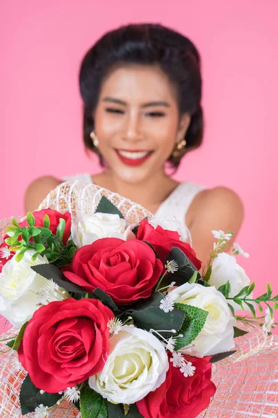 Счастливые Женщины Букет Цветов — стоковое фото
