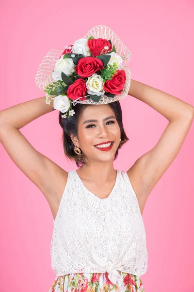 Happy Fashion Perempuan Dan Bouquet Bunga — Stok Foto