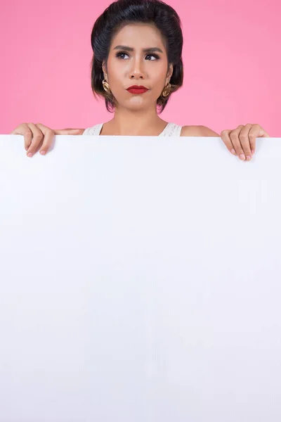 Portrait Femme Mode Affichant Une Bannière Blanche — Photo