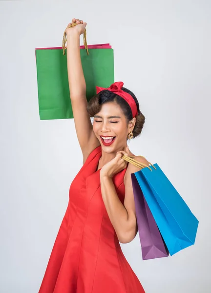美丽的亚洲女人拿着彩色购物袋 — 图库照片