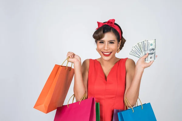 Schöne Asiatische Frau Mit Farbigen Einkaufstaschen — Stockfoto