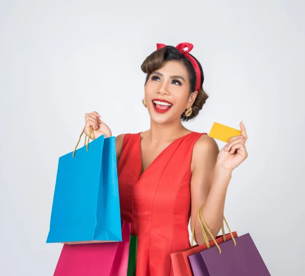 时尚女人喜欢用购物袋和信用卡购物 — 图库照片