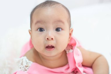 Bebek beyaz bir yatakta yatıyor..