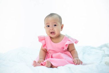 Beyaz bir yatakta üzgün bir bebek