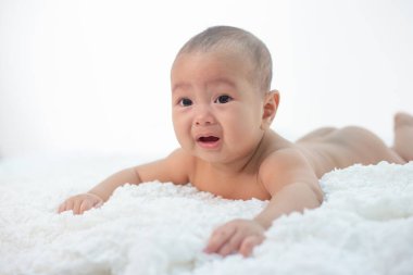 Bebekler yatakta üzgün..