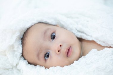 Küçük şirin bebek kameraya bakıyor.